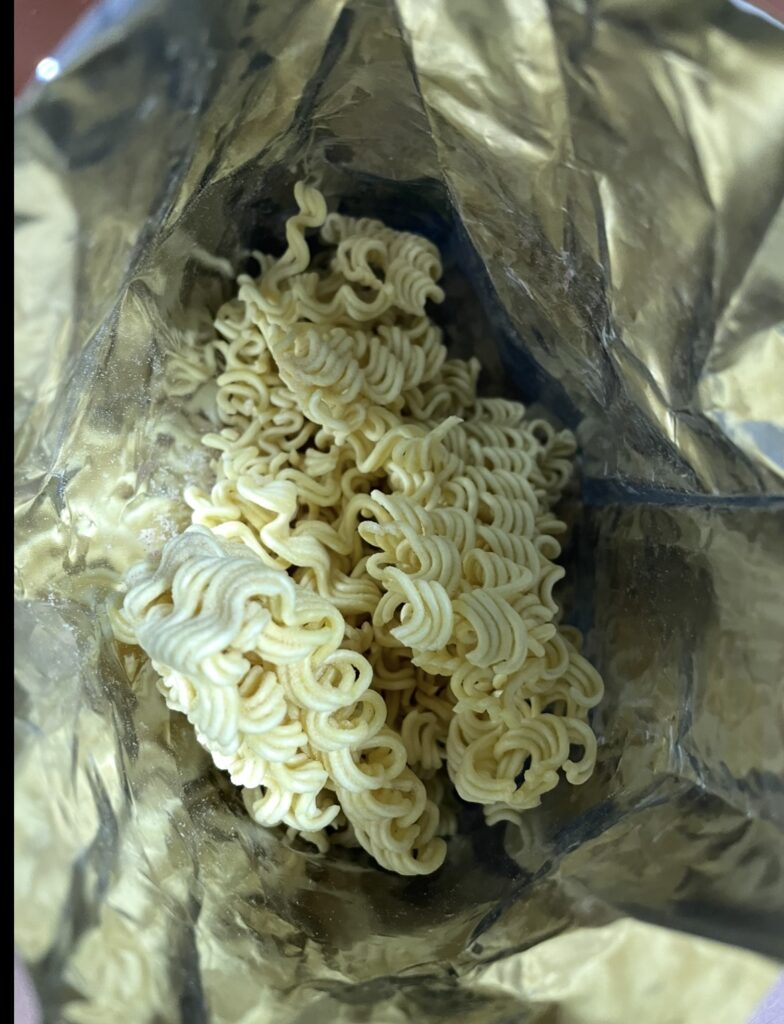 pieces of ramen are shown inside the bag with a gentle aroma. among korean snack flavors, it highlights the savory and sweet-salty bbq taste.
