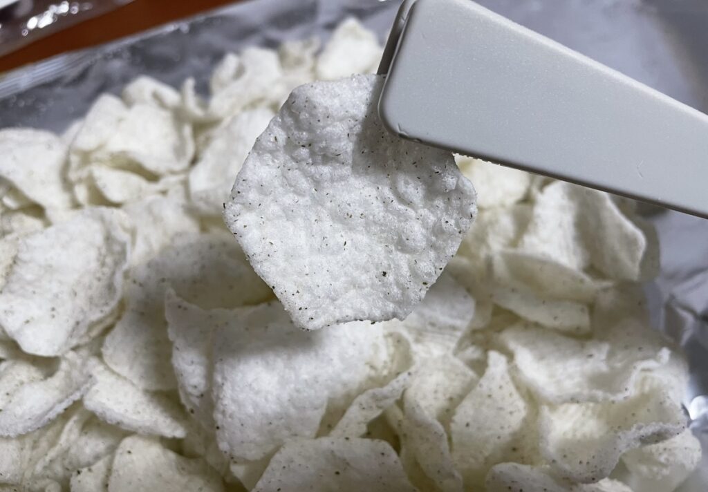 Close-up of the chip’s thin and crispy surface, helpful for creating a detailed Korean snack review