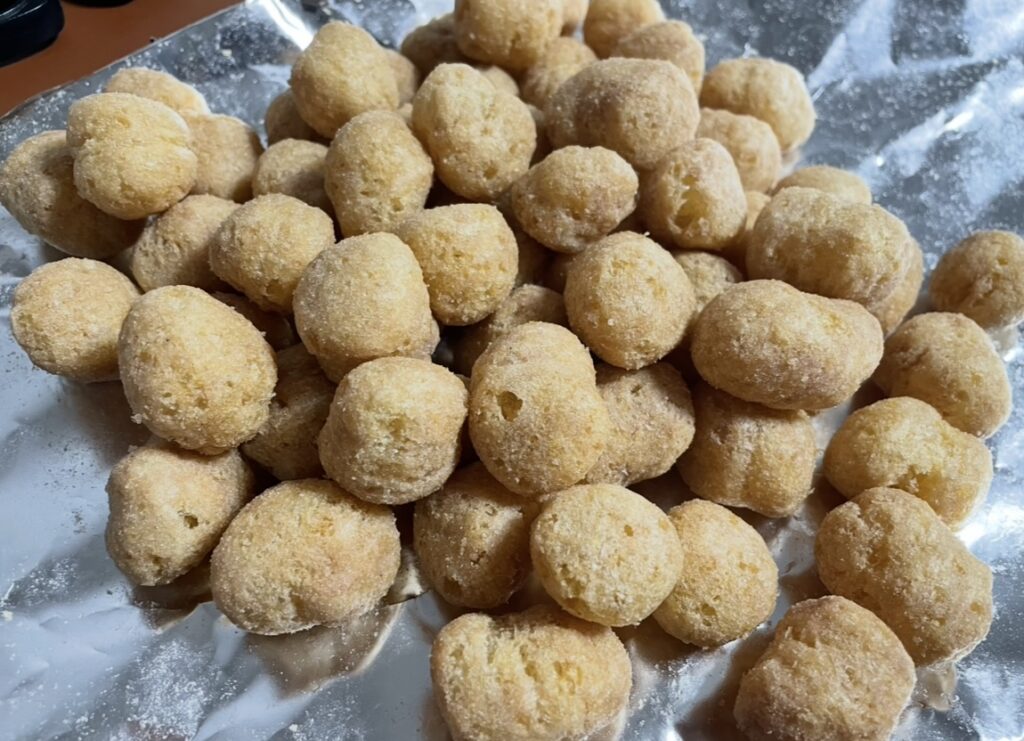 Snacks taken out of the bag and spread on a surface, giving a clear feel of the Korean snack flavors with their roasted chestnut aroma and texture