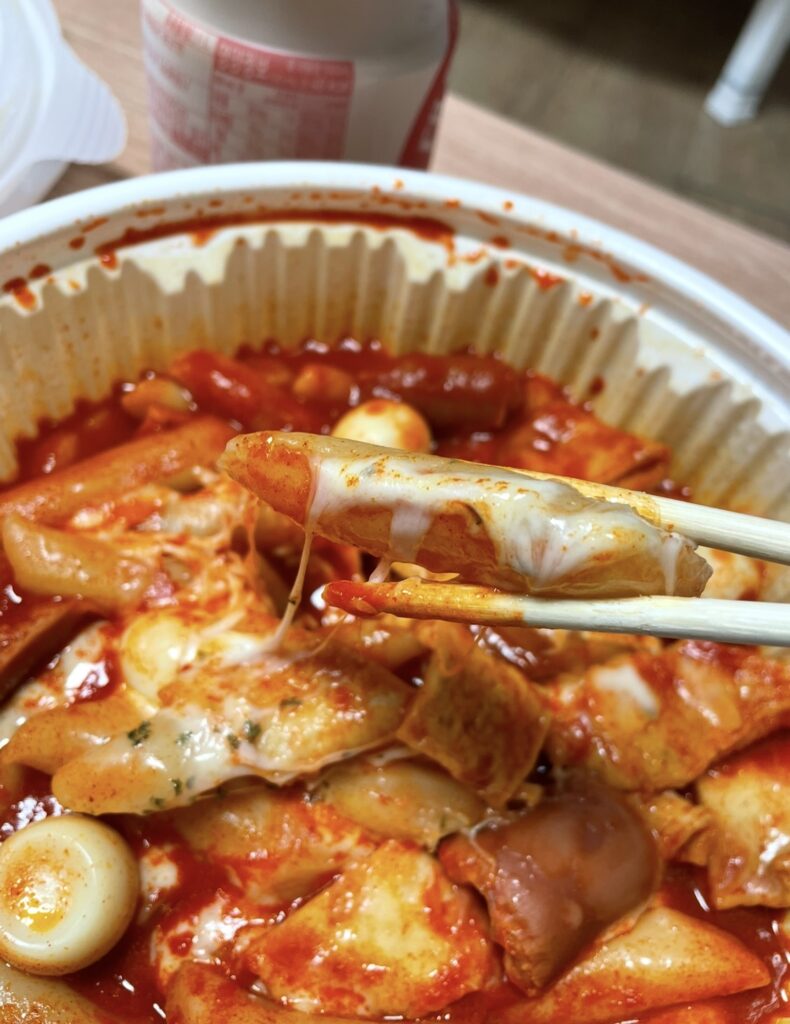 “the contents placed on a plate, clearly showing the color and texture of dal tokki tteokbokki mild, making it easy to understand korean snack flavors.