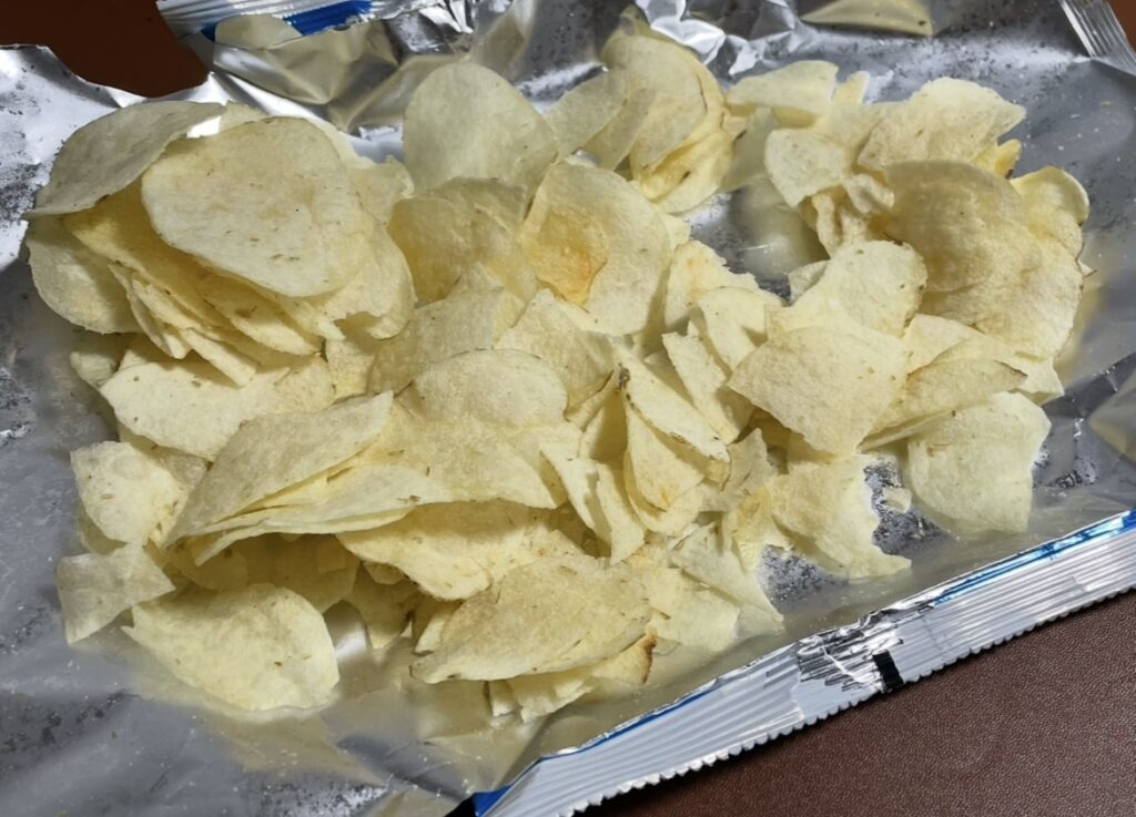 Light and crispy potato chips are spread out over the wrapper. The clean and savory Korean snack flavors are well expressed through the natural golden color