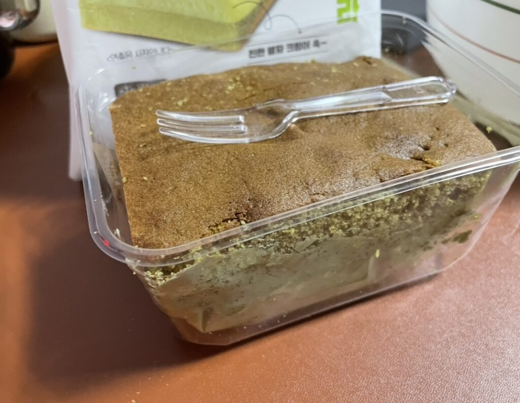 back of the package displaying ingredients and nutrition information, a clear reference image useful for people who want to buy korean snacks online